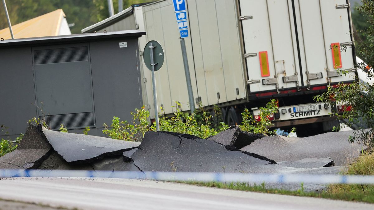 Jako tabulka čokolády se rozlámala silnice ve Švédsku po sesuvu půdy